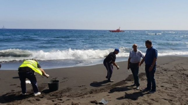 IU pregunta al Principado si considera normal tardar dos días en tomar muestras de una mancha contaminante en la costa