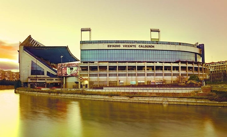 El Estadio Calderón en el fondo del rio Manzanares
