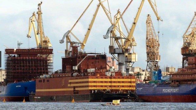 Greenpeace protesta en el mar Báltico contra una plataforma nuclear flotante de una empresa rusa