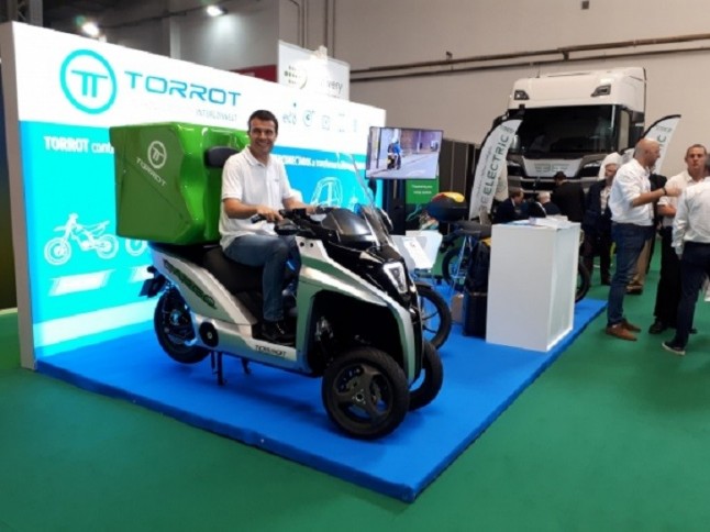 Un vehículo eléctrico de tres ruedas para el reparto urbano