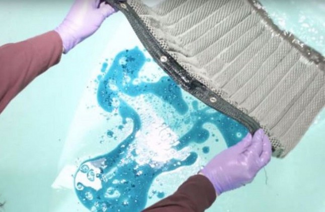 Una innovadora esponja que limpia vertidos de petróleo