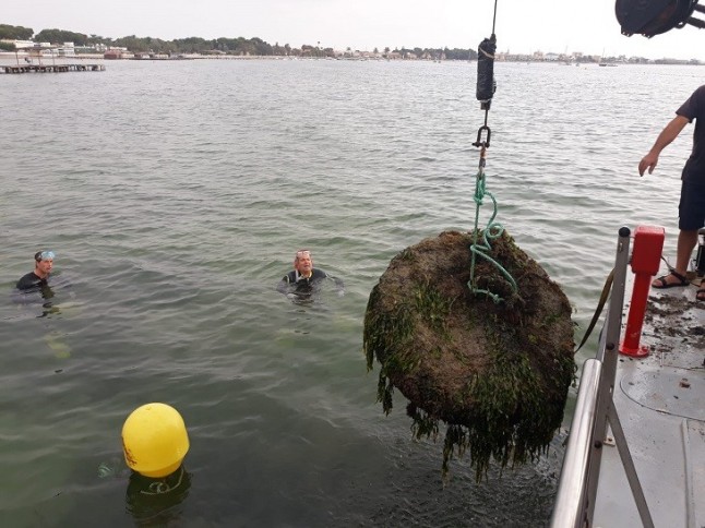 Medio Ambiente retira media docena de fondeos irregulares en la zona de baño de Playa Honda en Santiago de la Ribera