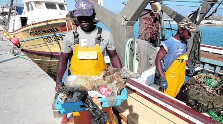 Región de Murcia aporta fondos para que las cofradías de pescadores recojan residuos