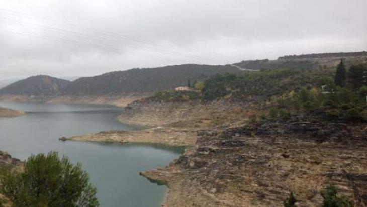 Vecinos de Alcocer organizan una batida para recoger la basura de los márgenes del embalse de Buendía el próximo sábado