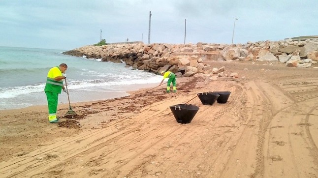Municipios costeros asturianos exigen una solución a la limpieza de las playas