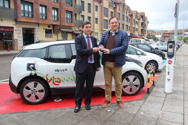 Villaviciosa ya tiene un punto de recarga para coches eléctricos