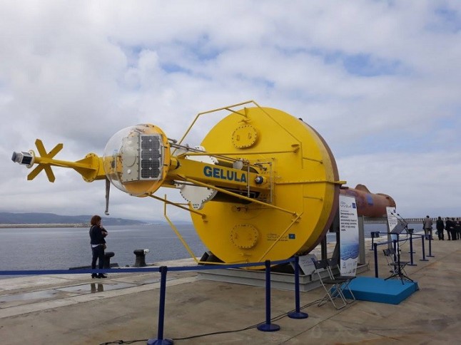 Energía verde con las boyas de las olas