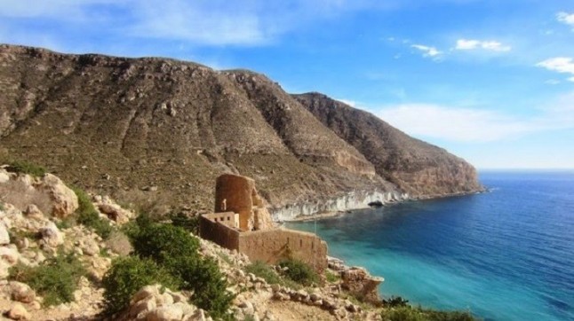 Ojito con el promotor del hotel junto a Cala San Pedro en Cabo de Gata