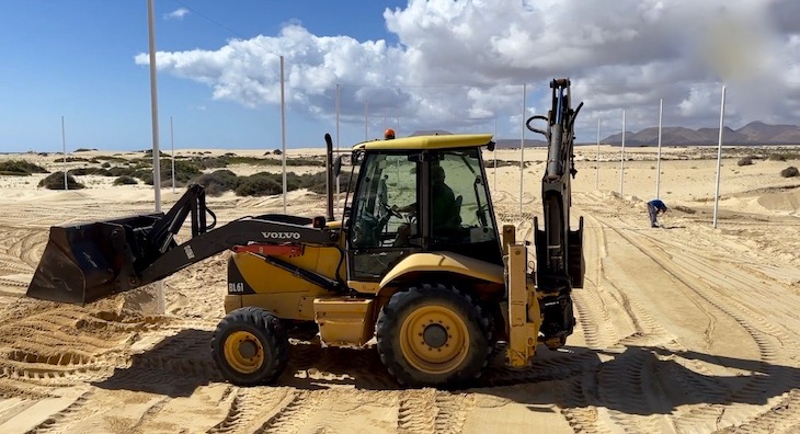 Canarias. El Ayuntamiento de La Oliva mete el tractor en las Dunas de Corralejo para hacer obras sin permiso de Costas