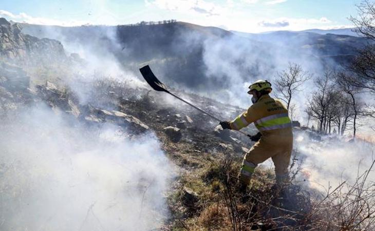 Cantabria amplía la alerta por incendios forestales a los municipios del valle del Saja