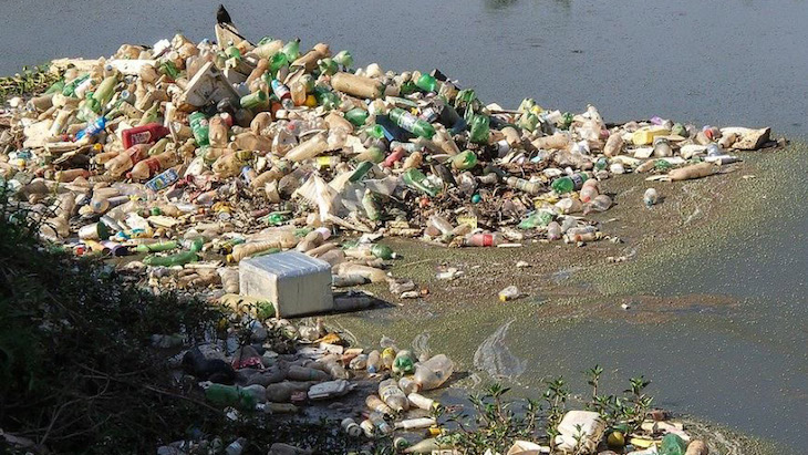 Vertido de basura en el río Araxes en Alsasua