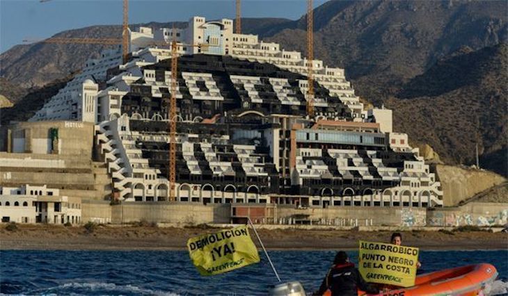 Los últimos ‘coletazos’ del ilegal hotel del Algarrobico
