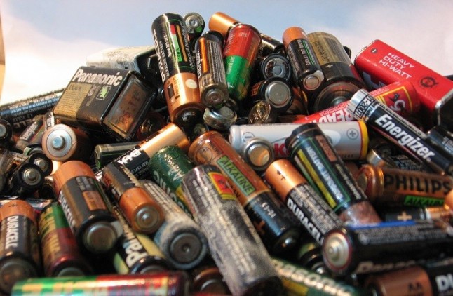 Polémica sobre la gestión de las pilas y otros residuos tóxicos en Madrid