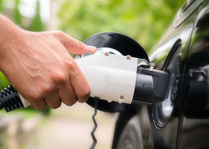 Puente mantiene la apuesta por el vehículo híbrido y sitúa a Valladolid entre los que quieren "acelerar los cambios"