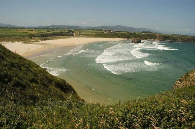 La playa asturiana de Peñarronda acoge una jornada de educación ambiental