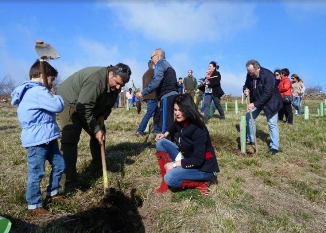 Campoo de Yuso homenajea a la asociación bosques de cantabria en el  septímo día del árbol