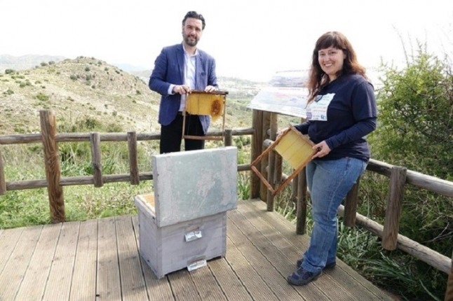 Ecologistas de Bee Garden instalan una decena de colmenas en el Centro Ambiental para fomentar su biodiversidad