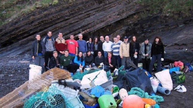 Ayuntamiento de Bermeo organiza una jornada de voluntariado ambiental para limpiar la cala de Gaztelugatxe