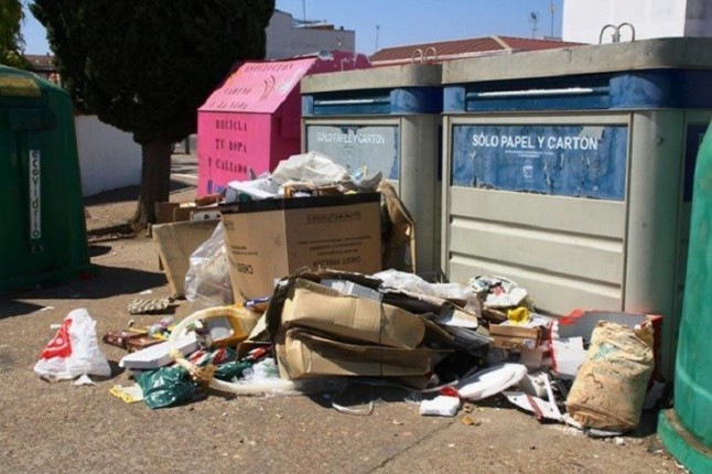 Tàrrega (Lleida) multa a un comercio por dejar plástico y cartón fuera de los contenedores