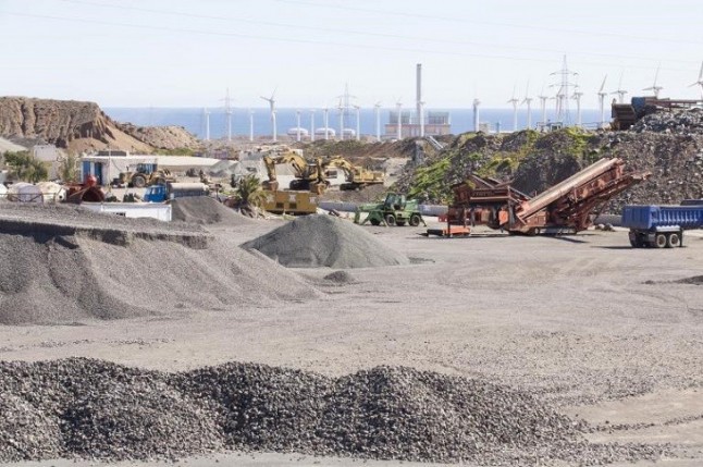 Canarias. Vecinos de Castillo del Romeral exigen cierres y precintos de las machacadoras del barranco