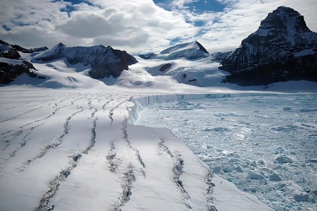 Un vídeo registra la rotura de un enorme glaciar en Groenlandia
