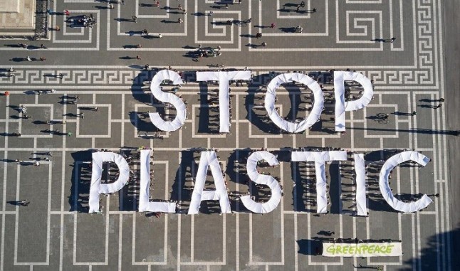 Qué decidirá Europa para frenar la contaminación por plásticos