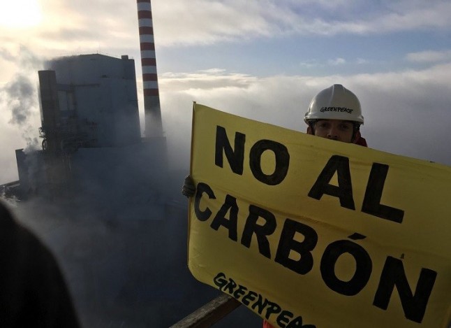 Escaladores de Greenpeace acceden a la central térmica de Meirama (A Coruña) para pedir el fin de la quema de carbón