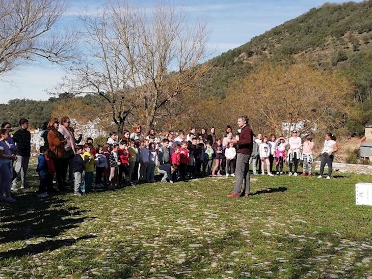 Escolares de Galaroza (Huelva) participan de la liberación de un milano real recuperado