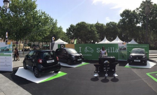 Inaugurada una exposición al aire libre de vehículos sostenibles en Puerta Jerez (Sevilla)