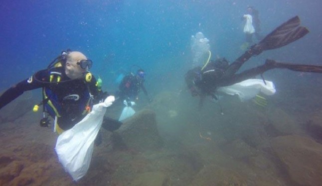 Casi 60 personas acuden a la Playa de Palma para limpiar los fondos marinos y consiguen retirar 650 kilos de basura