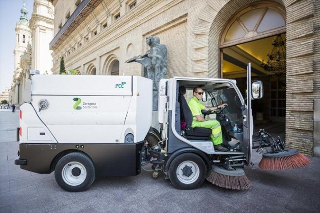 El Ayuntamiento de Zaragoza prueba una barredora eléctrica con autonomía para hacer un turno completo