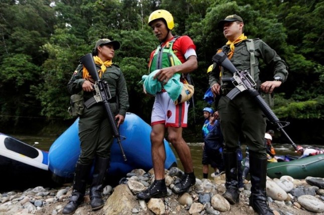 Exguerrilleros de las FARC reconvertidos en instructores de rafting en la selva colombiana