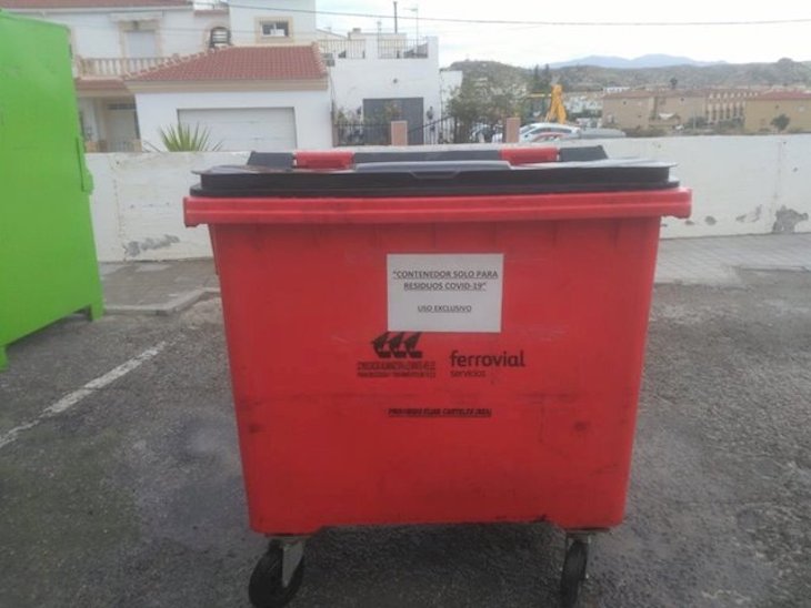 Los contendores rojos para los residuos Covid-19 llegan a 45 pueblos de Almería