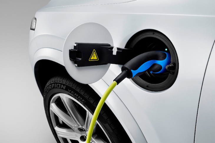 Es vital no gravar los puntos de carga de coches electricos