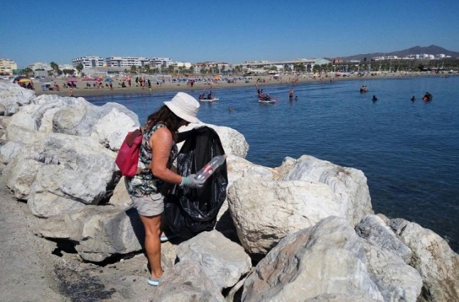 Medio Ambiente limpia 9m3 de plásticos y colillas de los espigones junto al puerto de Tomás Maestre en La Manga
