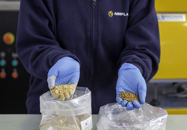 Innovador material plástico sostenible para el envasado del aceite a partir de los huesos de oliva