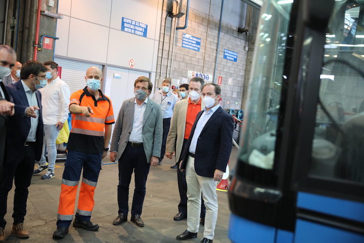 El Alcalde de Madrid visita la EMT para conocer los nuevos modelos autobuses eléctricos