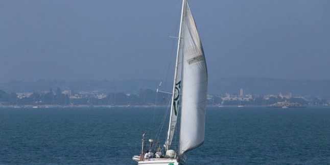 El velero de Ecologistas en Acción llega a la ría de San Martín de la Arena