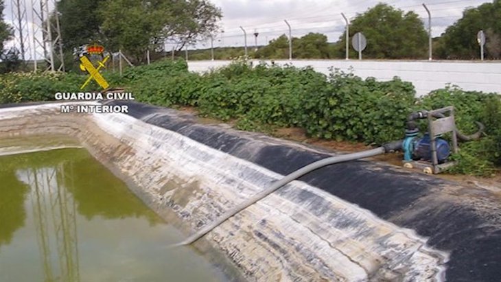 Unos ‘impresentables’ pillados vertiendo residuos desde una balsa de aguas contaminadas aprovechando los días de lluvia en Coria (Sevilla)