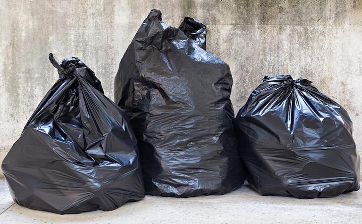 Tres bolsas de plástico distintas para residuos en la viviendas afectadas por el COVID-19