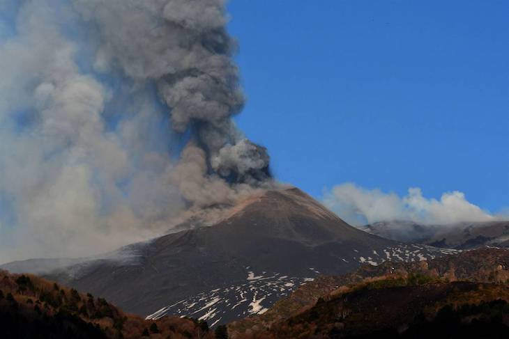 Alerta en Sicilia por erupción del Etna