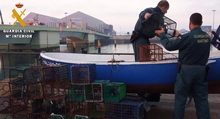 Pillados dos mariscadores furtivos en una playa de Lepe (Huelva)