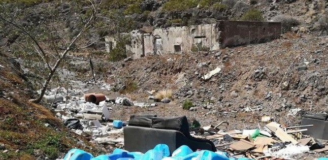 Los ecologistas denuncian vertidos de envases de residuos tóxicos en un barranco de Telde