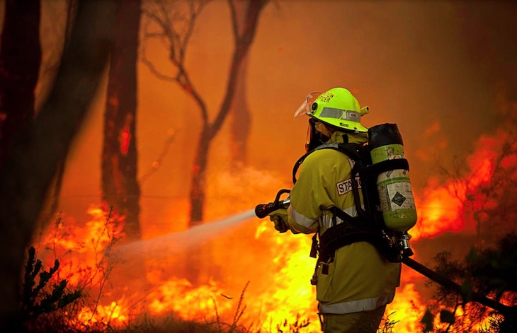 Activos 19 de los 35 incendios forestales provocados en un día en Cantabria