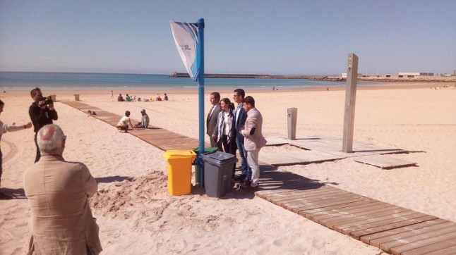 Barbate abre la nueva campaña de playas con la instalación de isletas para contenedores