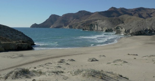 Regularizan a la baja el paso de vehículos a motor y el uso de piraguas en Cabo de Gata desde el 15 de junio