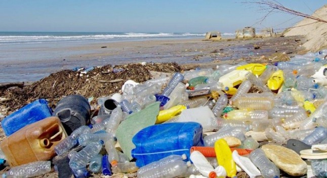 La basura acumulada en las playas de las islas del Mediterráneo  se triplica durante el verano