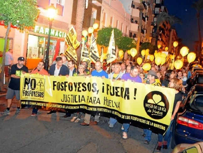 Unas 2.000 personas se concentran en Huelva para pedir "una marisma limpia" de fosfoyesos