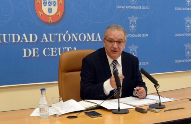 Ceuta saca la libreta de multas para evitar los residuos incívicos