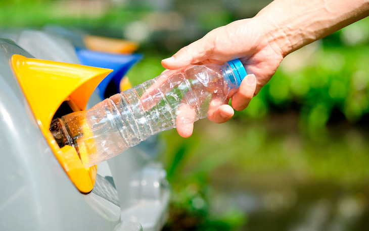 Reciclar latas y botellas de plástico de bebidas favorecerán las condiciones de siete CCAA